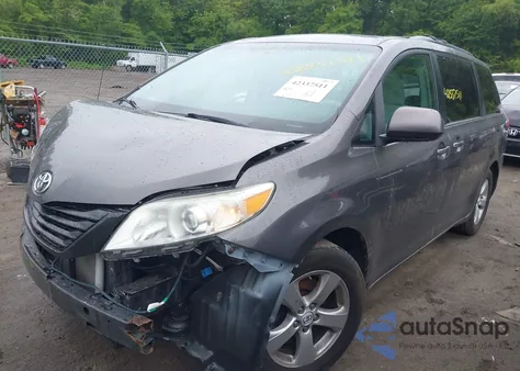 2012 Toyota Sienna Le V6 8 Passenger z USA, uszkodzony, nr VIN 5TDKK3DC6CS250837